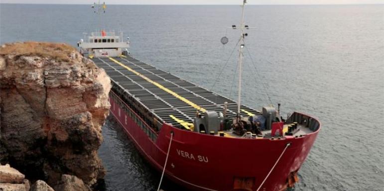 След 1 седмица: Заседналият кораб е опасен, ще отрови морето
